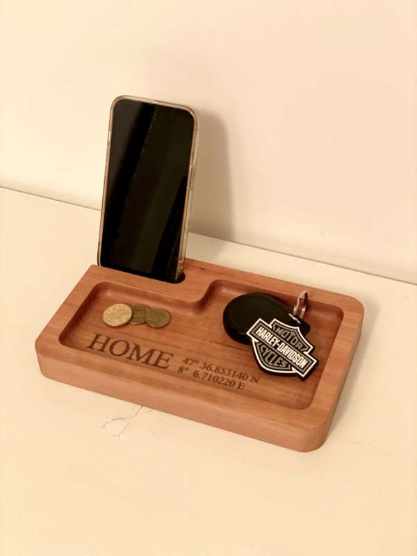 Catchall Tray "HOME" Schlüsselschale mit Smartphone Halterung und persönlicher Gravur aus Kirschbaum